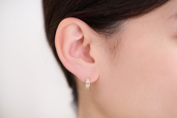 エメラルド ベゼルセッティング フープピアス