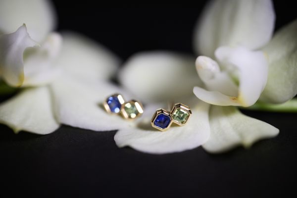 サファイア・ベゼルピアス