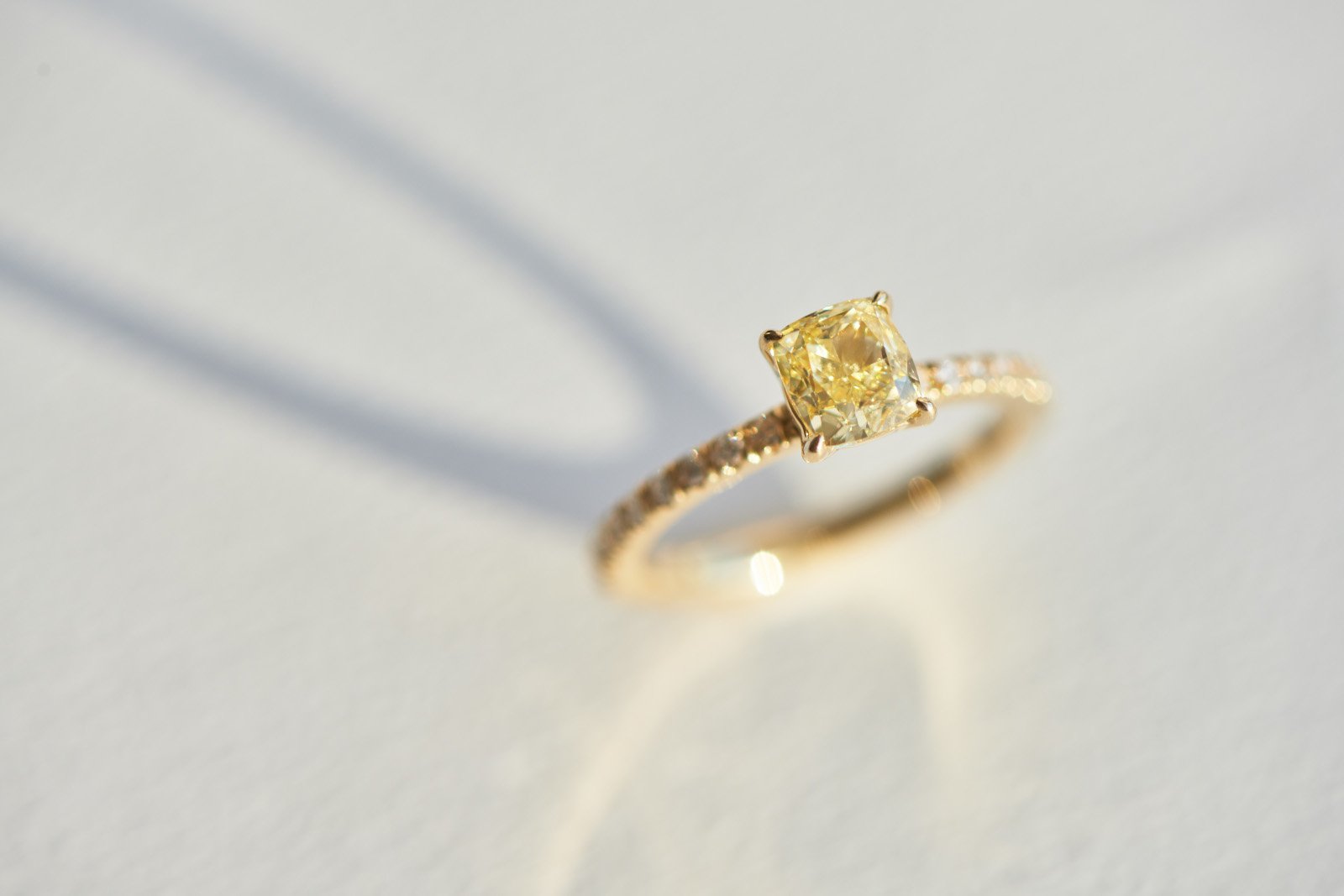 Ring with a yellow diamond 